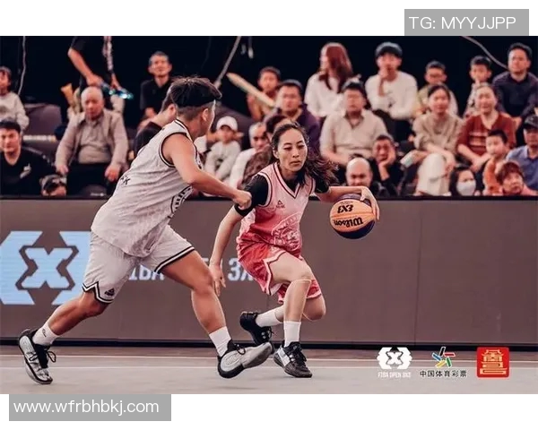 篮球明星在空中飞翔般的跳跃中展现绝妙技巧与激情的篮球盛宴